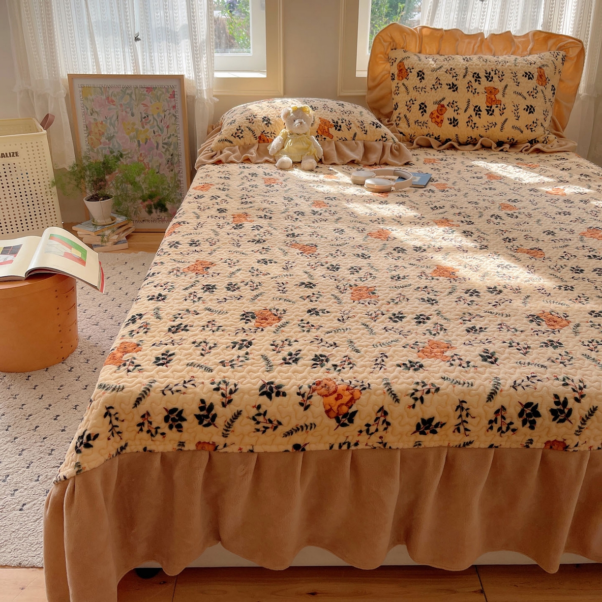 91家纺网 家纺一手货源 找家纺 红嘴企鹅 2025新款花边加厚牛奶绒单品床盖单件床盖三件套 摩卡熊