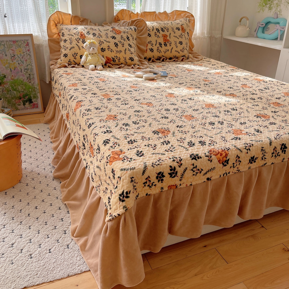 91家纺网 家纺一手货源 找家纺 红嘴企鹅 2025新款花边加厚牛奶绒单品床盖单件床盖三件套 摩卡熊