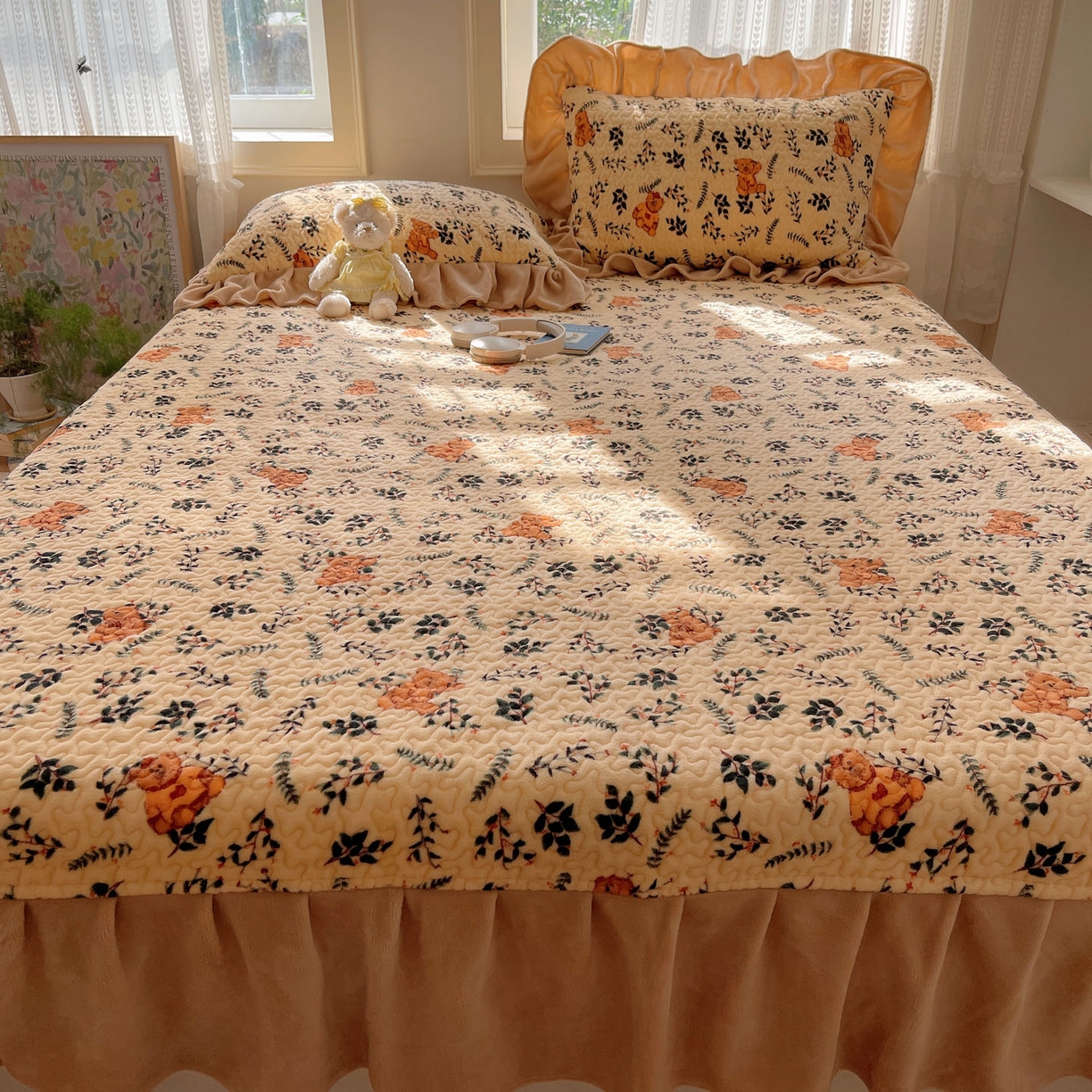 91家纺网 家纺一手货源 找家纺 红嘴企鹅 2025新款花边加厚牛奶绒单品床盖单件床盖三件套 摩卡熊