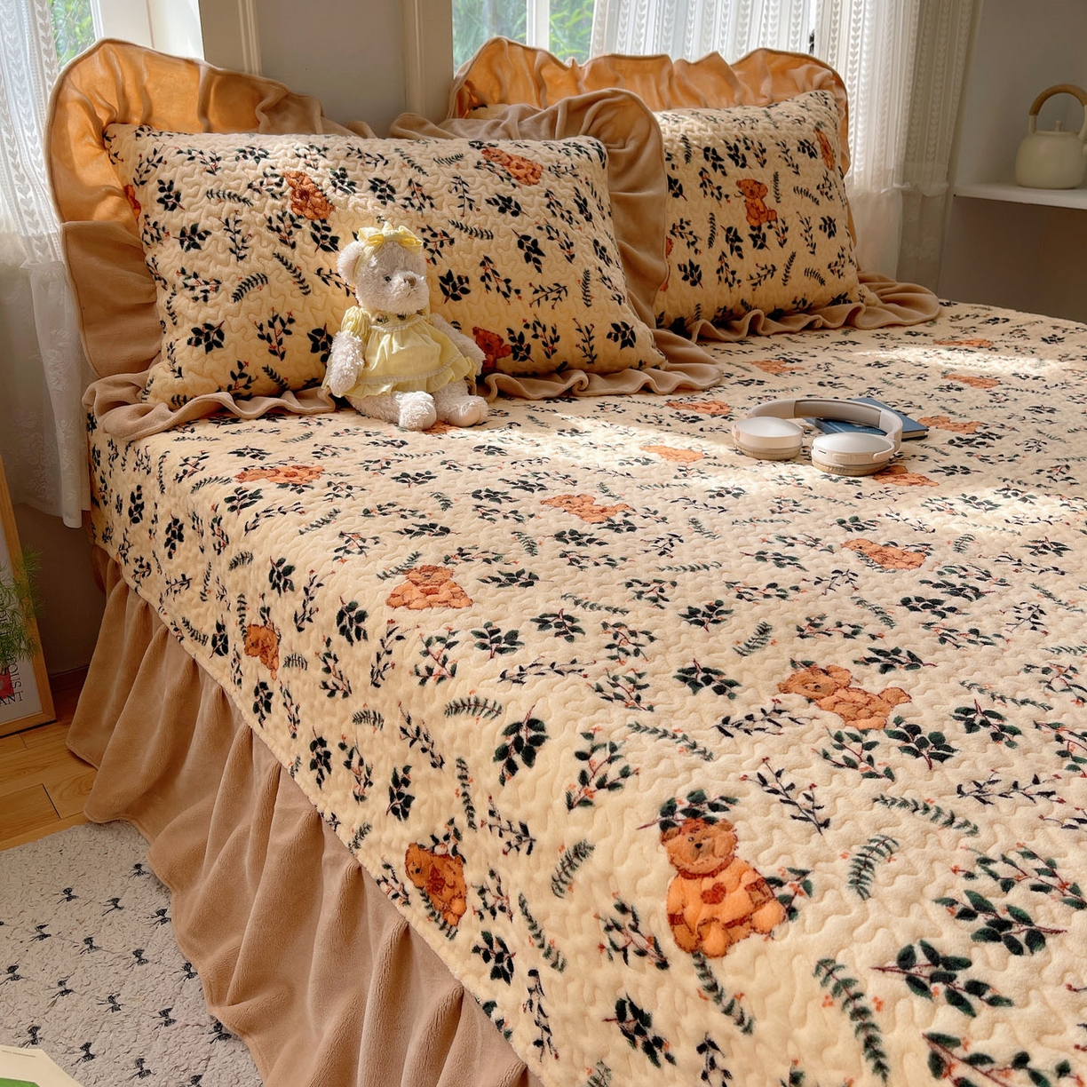 91家纺网 家纺一手货源 找家纺 红嘴企鹅 2025新款花边加厚牛奶绒单品床盖单件床盖三件套 摩卡熊