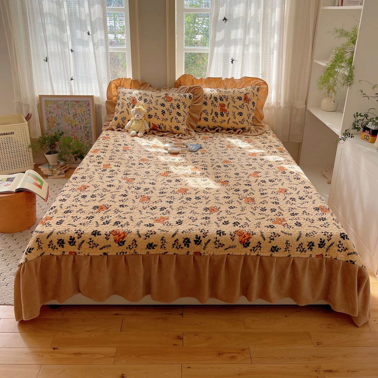 91家纺网 家纺一手货源 找家纺 红嘴企鹅 2025新款花边加厚牛奶绒单品床盖单件床盖三件套 摩卡熊