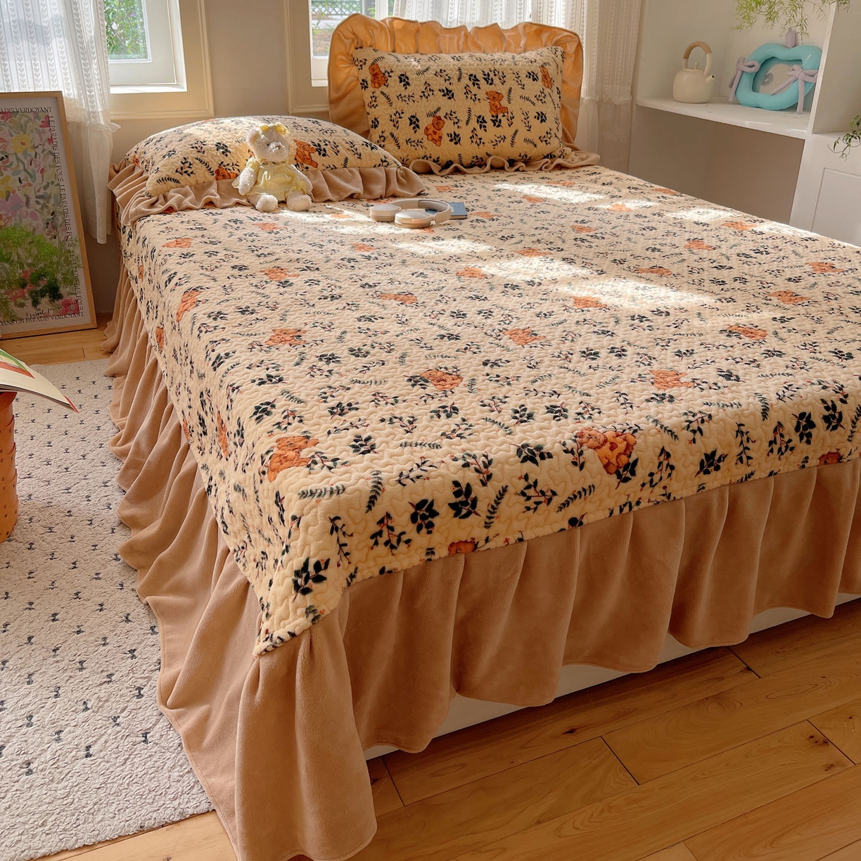 91家纺网 家纺一手货源 找家纺 红嘴企鹅 2025新款花边加厚牛奶绒单品床盖单件床盖三件套 摩卡熊