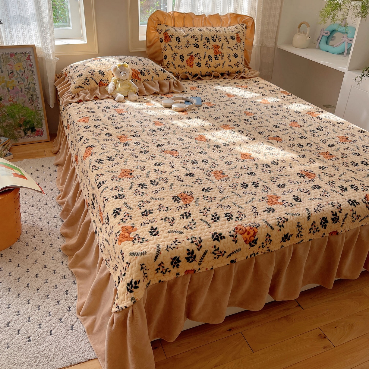 91家纺网 家纺一手货源 找家纺 红嘴企鹅 2025新款花边加厚牛奶绒单品床盖单件床盖三件套 摩卡熊