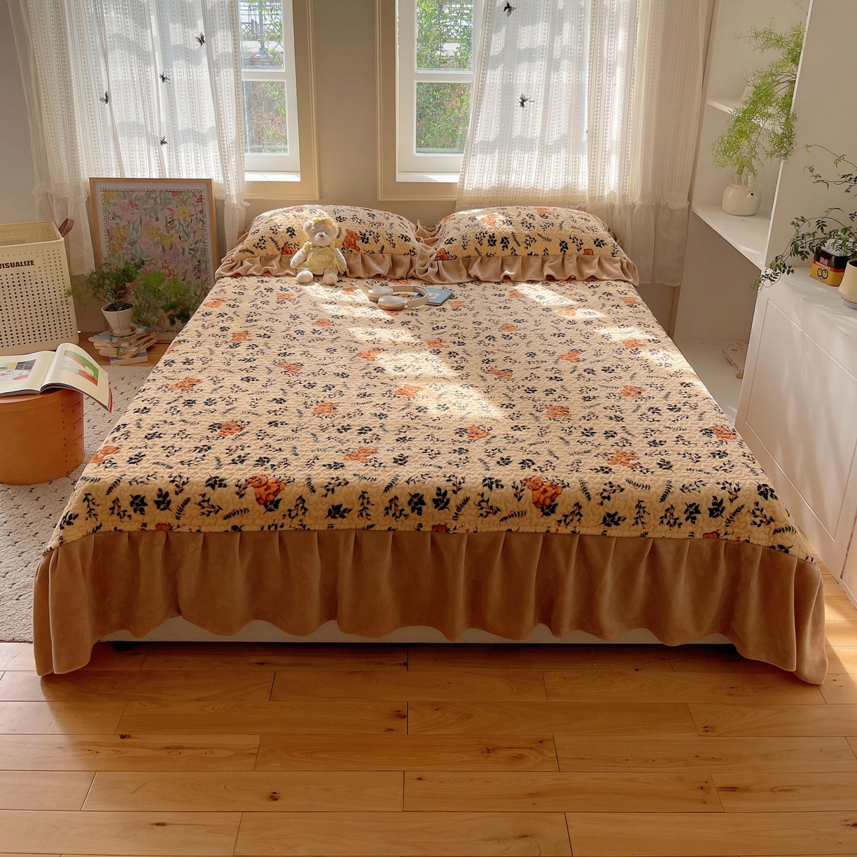 91家纺网 家纺一手货源 找家纺 红嘴企鹅 2025新款花边加厚牛奶绒单品床盖单件床盖三件套 摩卡熊