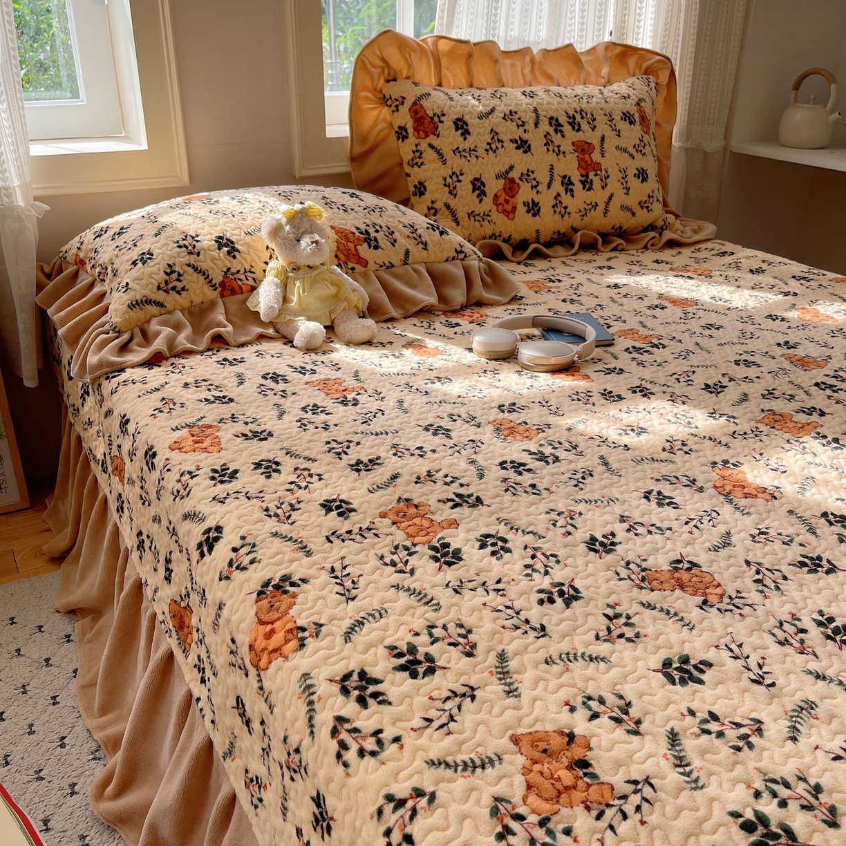 91家纺网 家纺一手货源 找家纺 红嘴企鹅 2025新款花边加厚牛奶绒单品床盖单件床盖三件套 摩卡熊