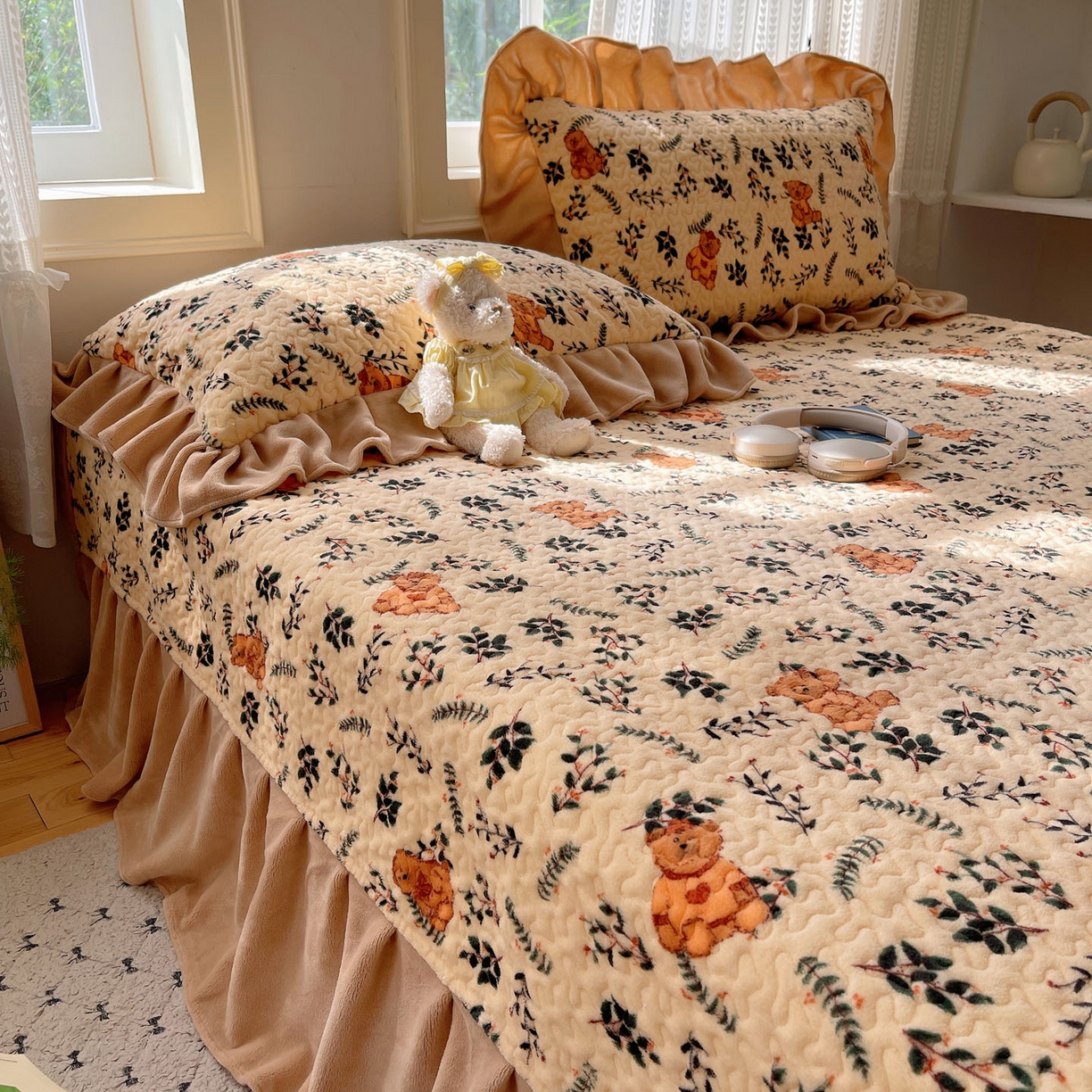 91家纺网 家纺一手货源 找家纺 红嘴企鹅 2025新款花边加厚牛奶绒单品床盖单件床盖三件套 摩卡熊