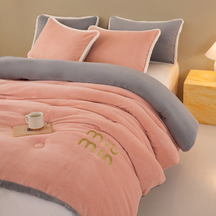 91家纺网 家纺一手货源 找家纺 梦初语 2025新款牛奶绒被子冬被冬季加厚保暖棉被宿舍单人被芯2025新款被褥（热款产品） min-玉