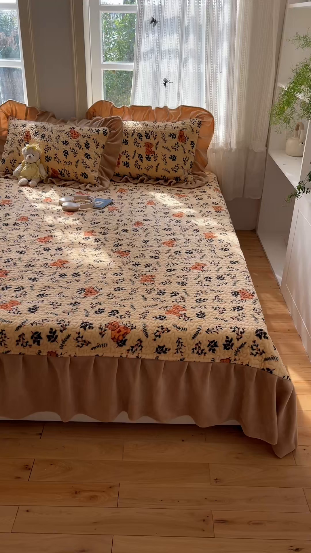 91家纺网 家纺一手货源 找家纺 红嘴企鹅 2025新款花边加厚牛奶绒单品床盖单件床盖三件套 摩卡熊