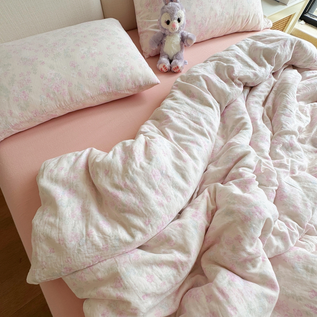 91家纺网 家纺一手货源 找家纺 8+8 2025新款全棉A类母婴级抗菌有氧全棉双层纱亲肤全棉小清新印花三件套四件套 简约款-爱丽丝