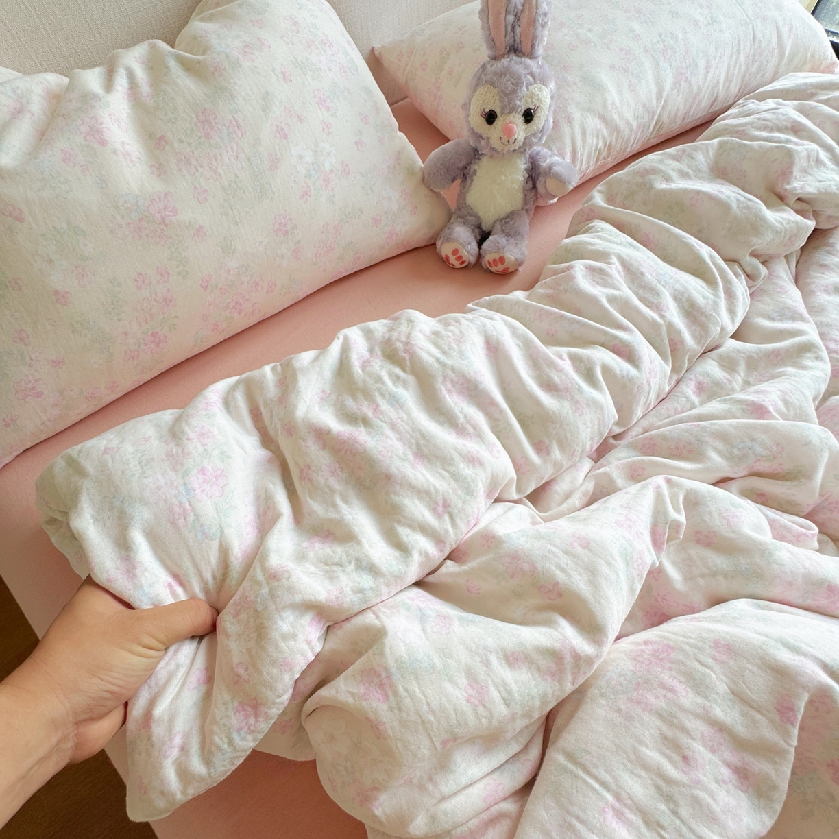 91家纺网 家纺一手货源 找家纺 8+8 2025新款全棉A类母婴级抗菌有氧全棉双层纱亲肤全棉小清新印花三件套四件套 简约款-爱丽丝