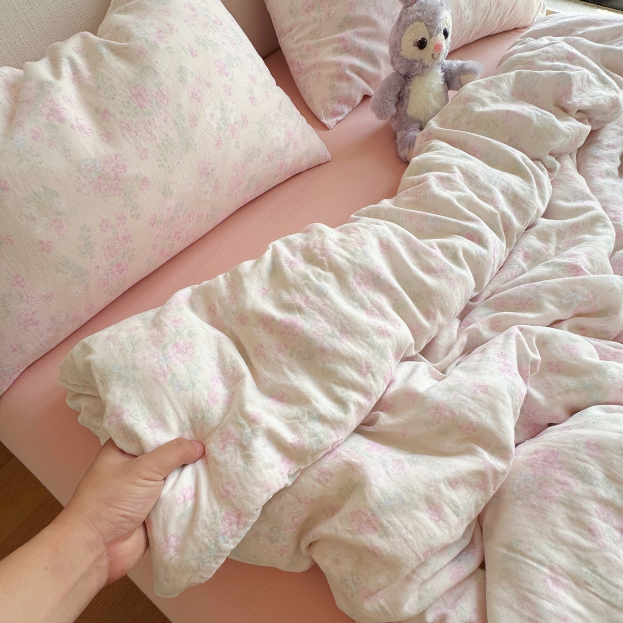 91家纺网 家纺一手货源 找家纺 8+8 2025新款全棉A类母婴级抗菌有氧全棉双层纱亲肤全棉小清新印花三件套四件套 简约款-爱丽丝