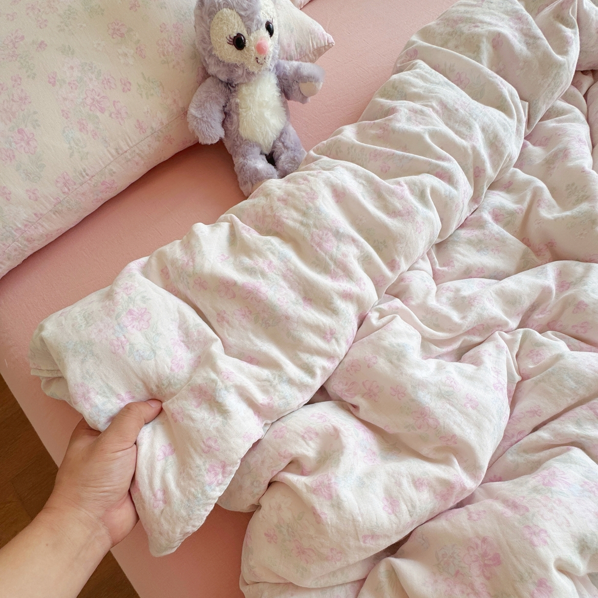 91家纺网 家纺一手货源 找家纺 8+8 2025新款全棉A类母婴级抗菌有氧全棉双层纱亲肤全棉小清新印花三件套四件套 简约款-爱丽丝