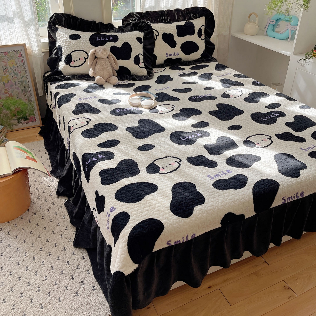 91家纺网 家纺一手货源 找家纺 红嘴企鹅 2025新款花边加厚牛奶绒单品床盖单件床盖三件套 奶油狗