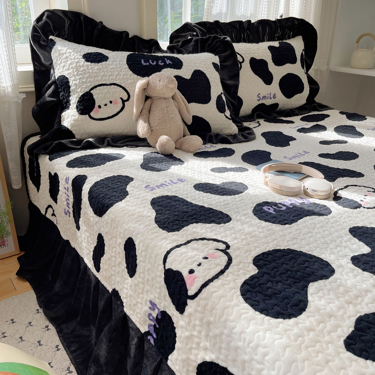 91家纺网 家纺一手货源 找家纺 红嘴企鹅 2025新款花边加厚牛奶绒单品床盖单件床盖三件套 奶油狗