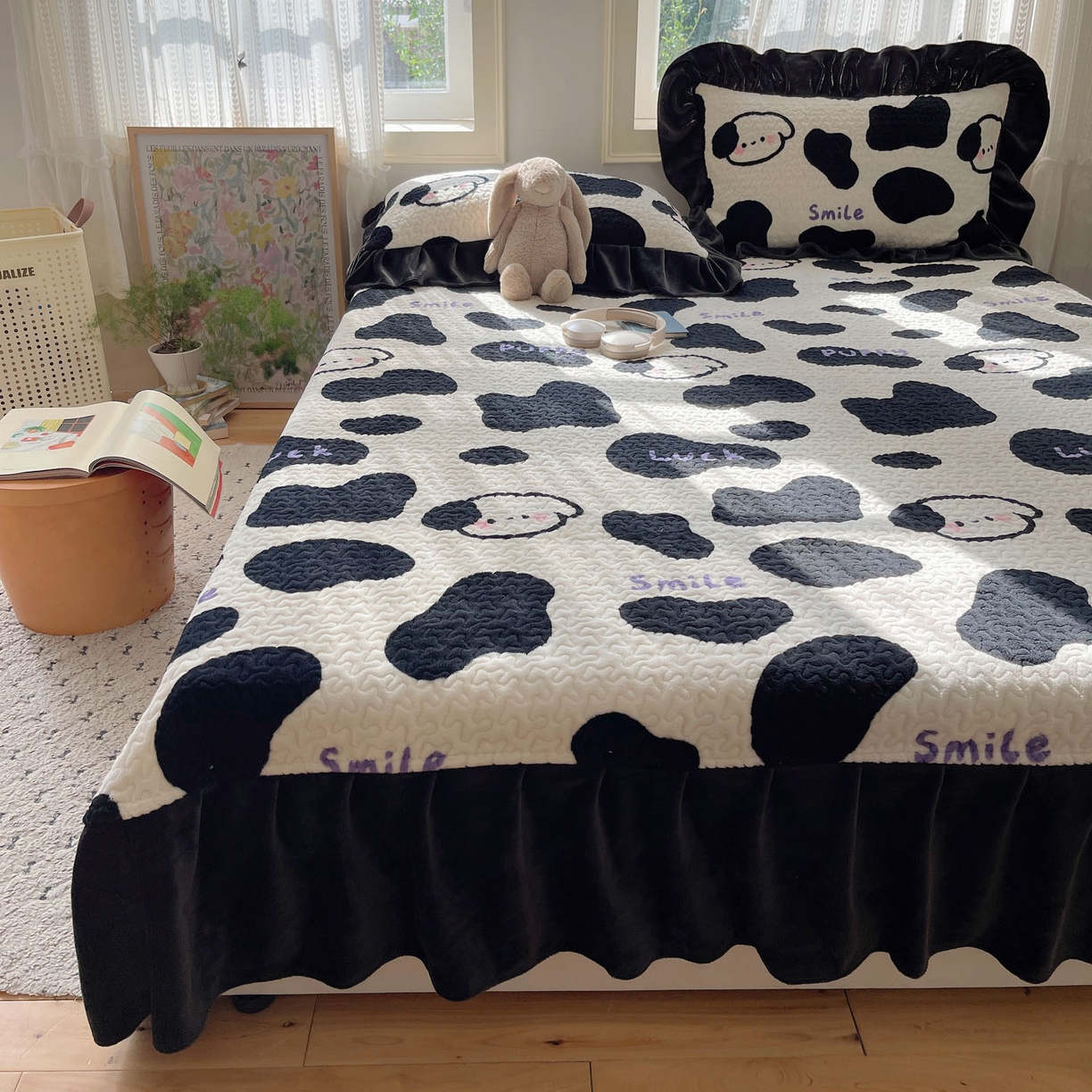 91家纺网 家纺一手货源 找家纺 红嘴企鹅 2025新款花边加厚牛奶绒单品床盖单件床盖三件套 奶油狗