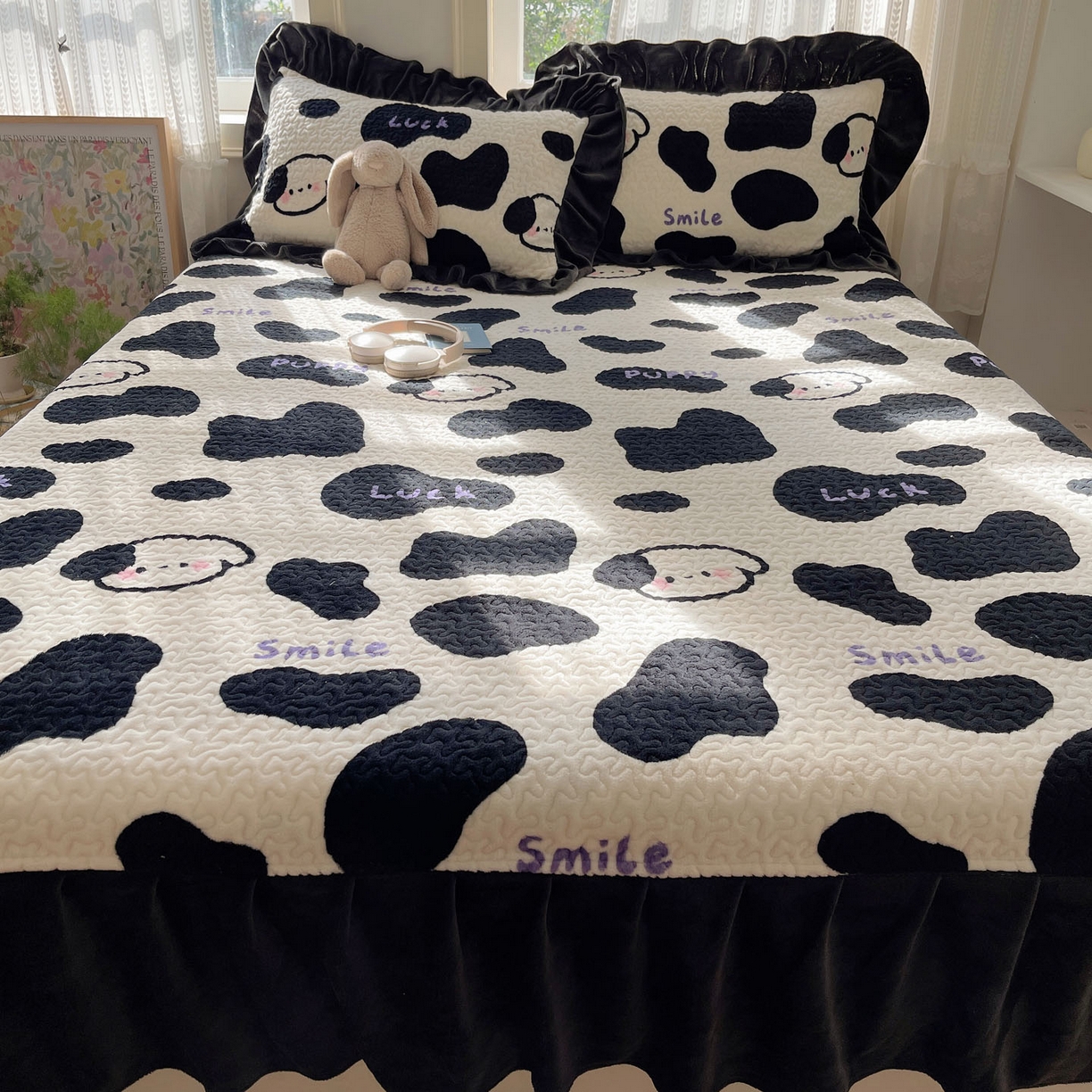 91家纺网 家纺一手货源 找家纺 红嘴企鹅 2025新款花边加厚牛奶绒单品床盖单件床盖三件套 奶油狗