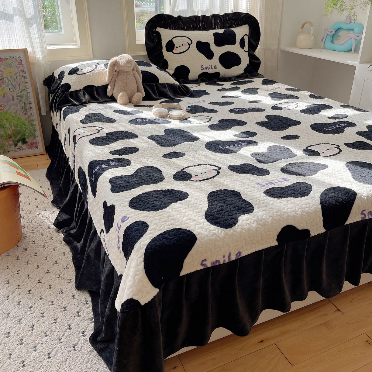 91家纺网 家纺一手货源 找家纺 红嘴企鹅 2025新款花边加厚牛奶绒单品床盖单件床盖三件套 奶油狗