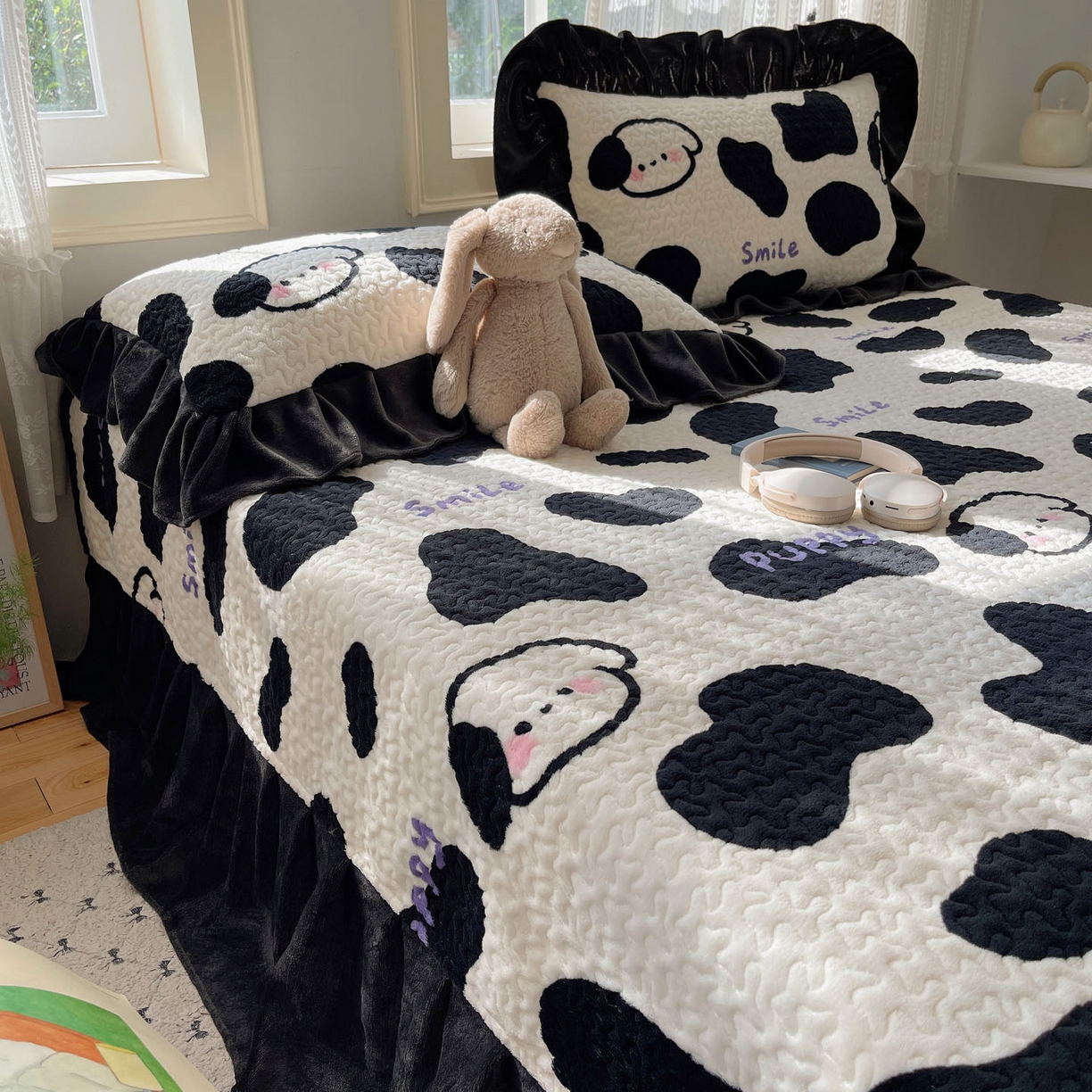 91家纺网 家纺一手货源 找家纺 红嘴企鹅 2025新款花边加厚牛奶绒单品床盖单件床盖三件套 奶油狗