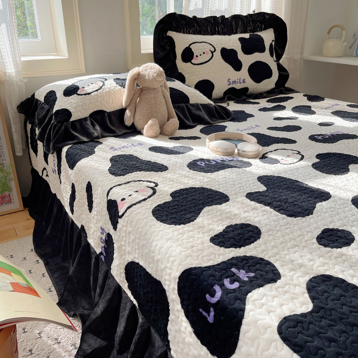 91家纺网 家纺一手货源 找家纺 红嘴企鹅 2025新款花边加厚牛奶绒单品床盖单件床盖三件套 奶油狗