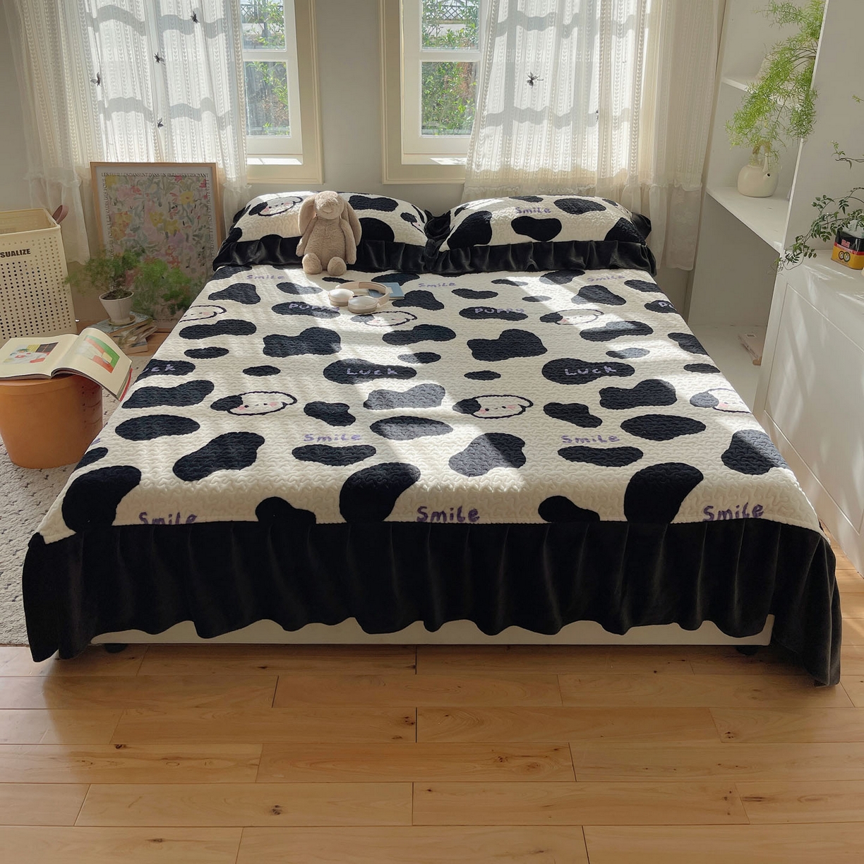 91家纺网 家纺一手货源 找家纺 红嘴企鹅 2025新款花边加厚牛奶绒单品床盖单件床盖三件套 奶油狗