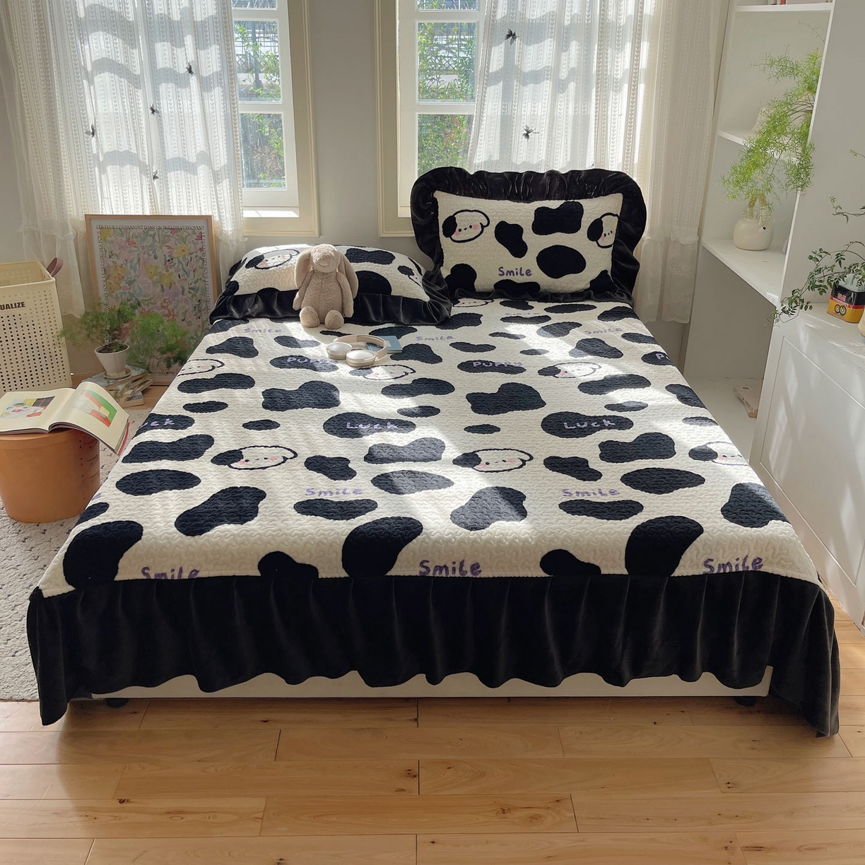 91家纺网 家纺一手货源 找家纺 红嘴企鹅 2025新款花边加厚牛奶绒单品床盖单件床盖三件套 奶油狗