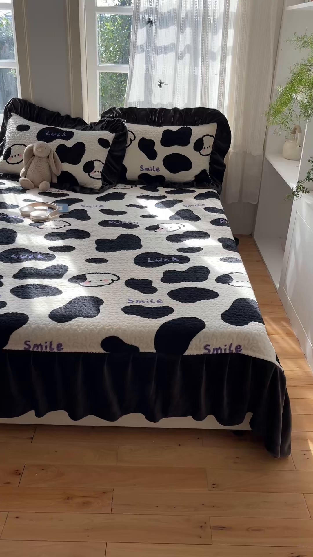 91家纺网 家纺一手货源 找家纺 红嘴企鹅 2025新款花边加厚牛奶绒单品床盖单件床盖三件套 奶油狗