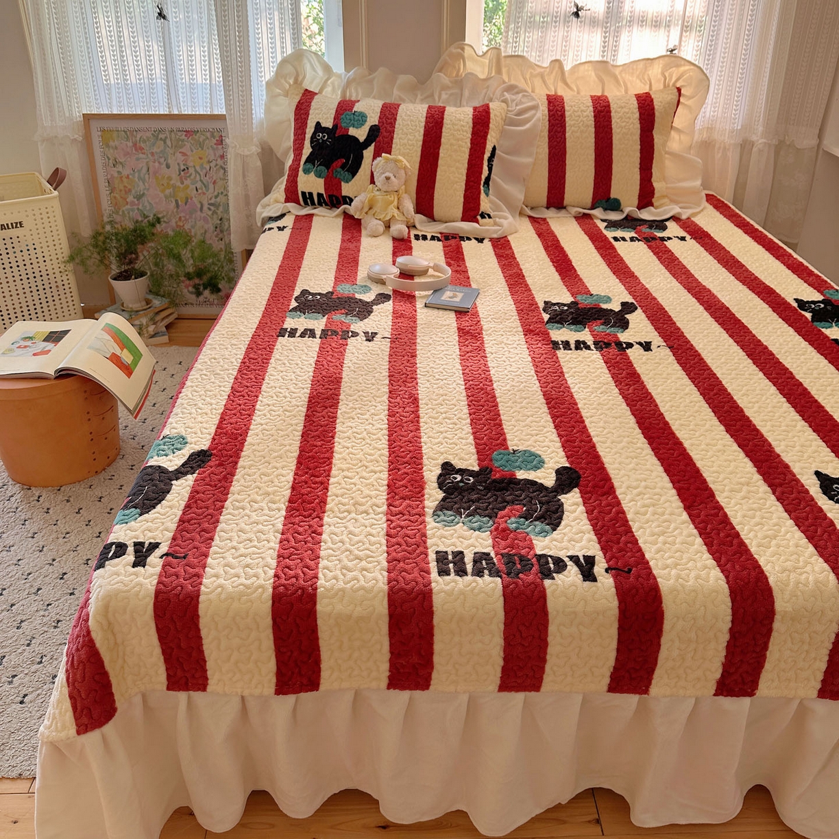 91家纺网 家纺一手货源 找家纺 红嘴企鹅 2025新款花边加厚牛奶绒单品床盖单件床盖三件套 平安猫