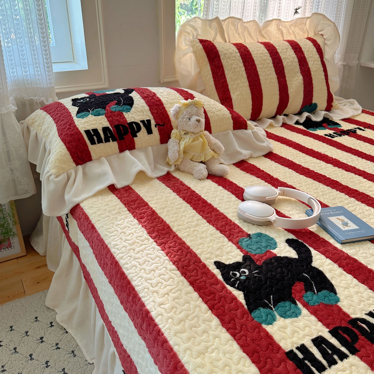 91家纺网 家纺一手货源 找家纺 红嘴企鹅 2025新款花边加厚牛奶绒单品床盖单件床盖三件套 平安猫