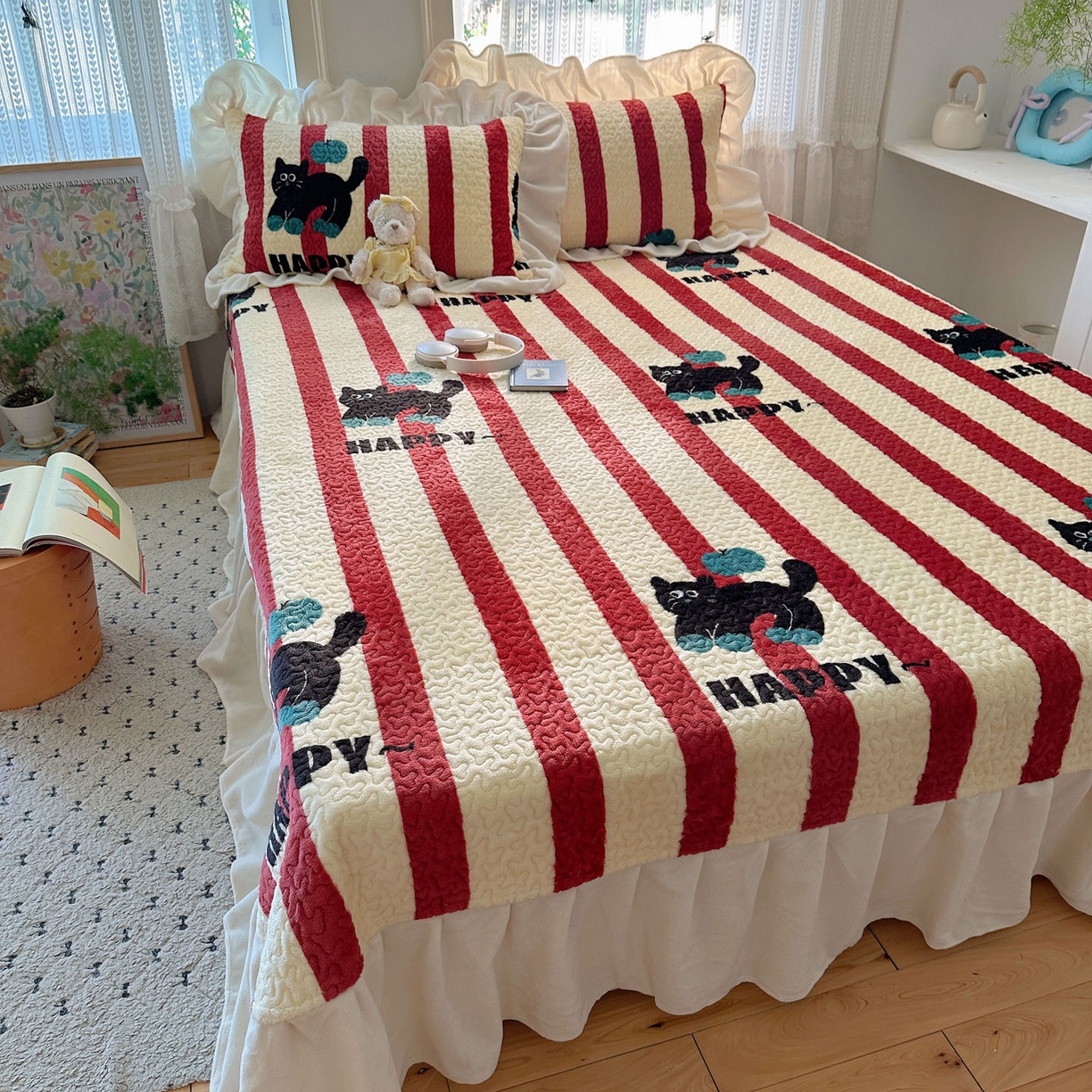 91家纺网 家纺一手货源 找家纺 红嘴企鹅 2025新款花边加厚牛奶绒单品床盖单件床盖三件套 平安猫