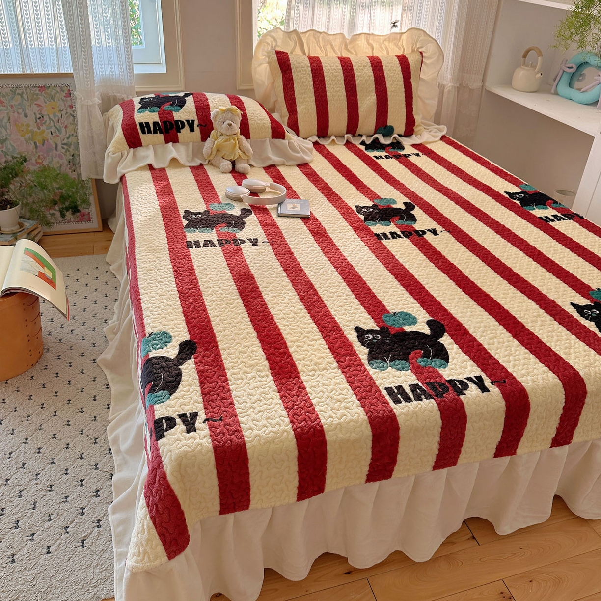 91家纺网 家纺一手货源 找家纺 红嘴企鹅 2025新款花边加厚牛奶绒单品床盖单件床盖三件套 平安猫