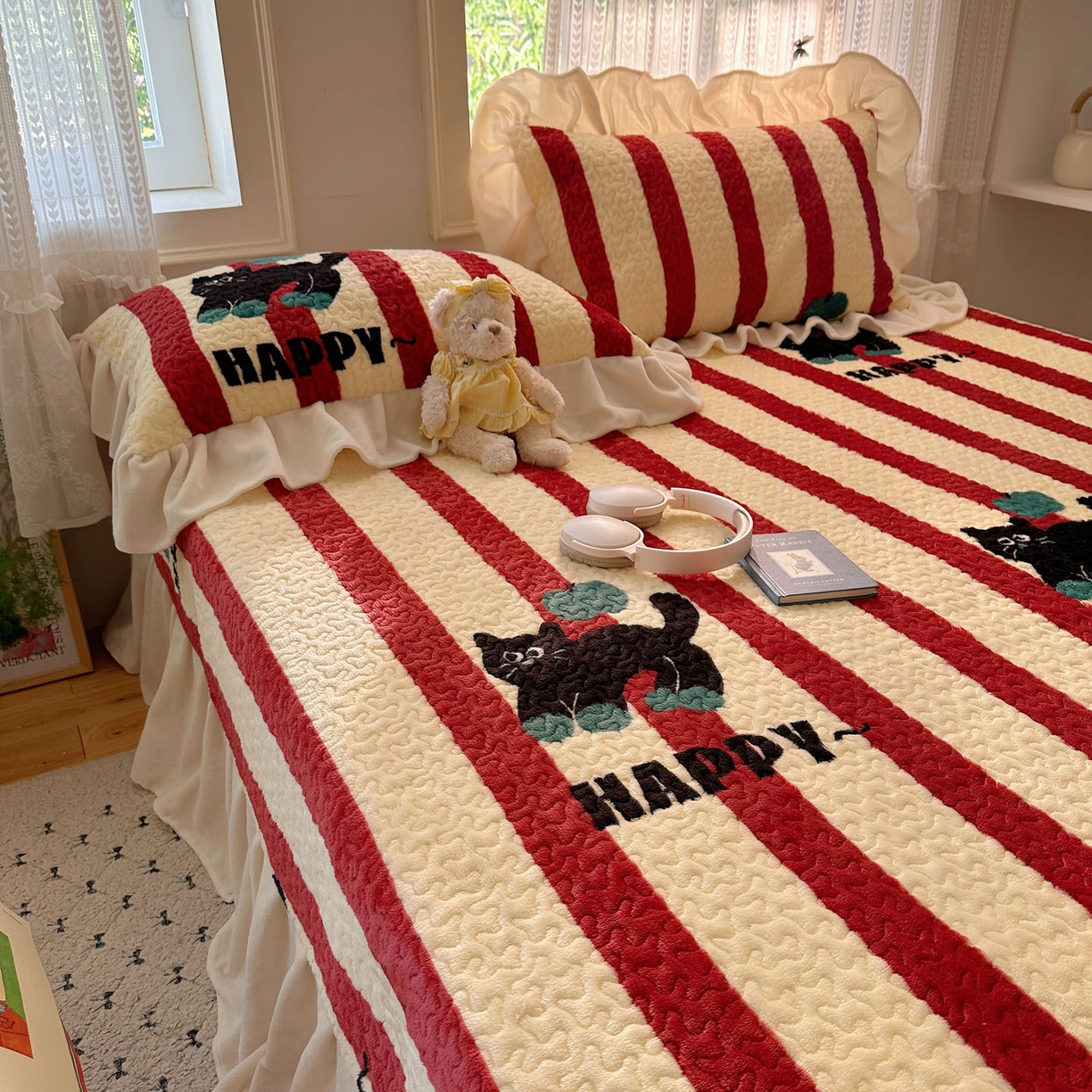 91家纺网 家纺一手货源 找家纺 红嘴企鹅 2025新款花边加厚牛奶绒单品床盖单件床盖三件套 平安猫