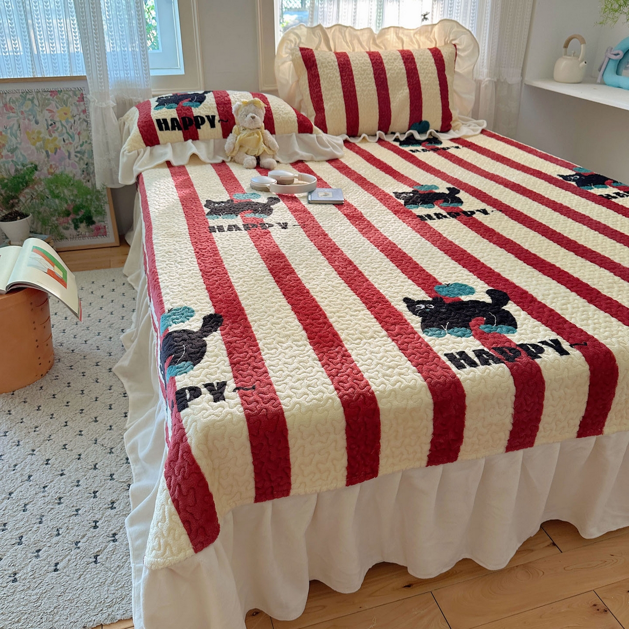 91家纺网 家纺一手货源 找家纺 红嘴企鹅 2025新款花边加厚牛奶绒单品床盖单件床盖三件套 平安猫