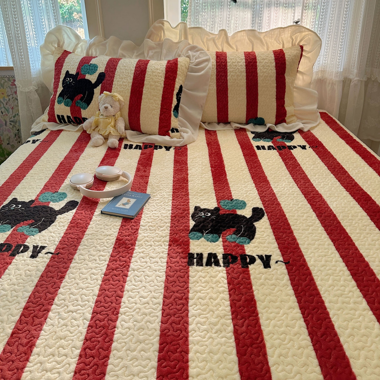 91家纺网 家纺一手货源 找家纺 红嘴企鹅 2025新款花边加厚牛奶绒单品床盖单件床盖三件套 平安猫