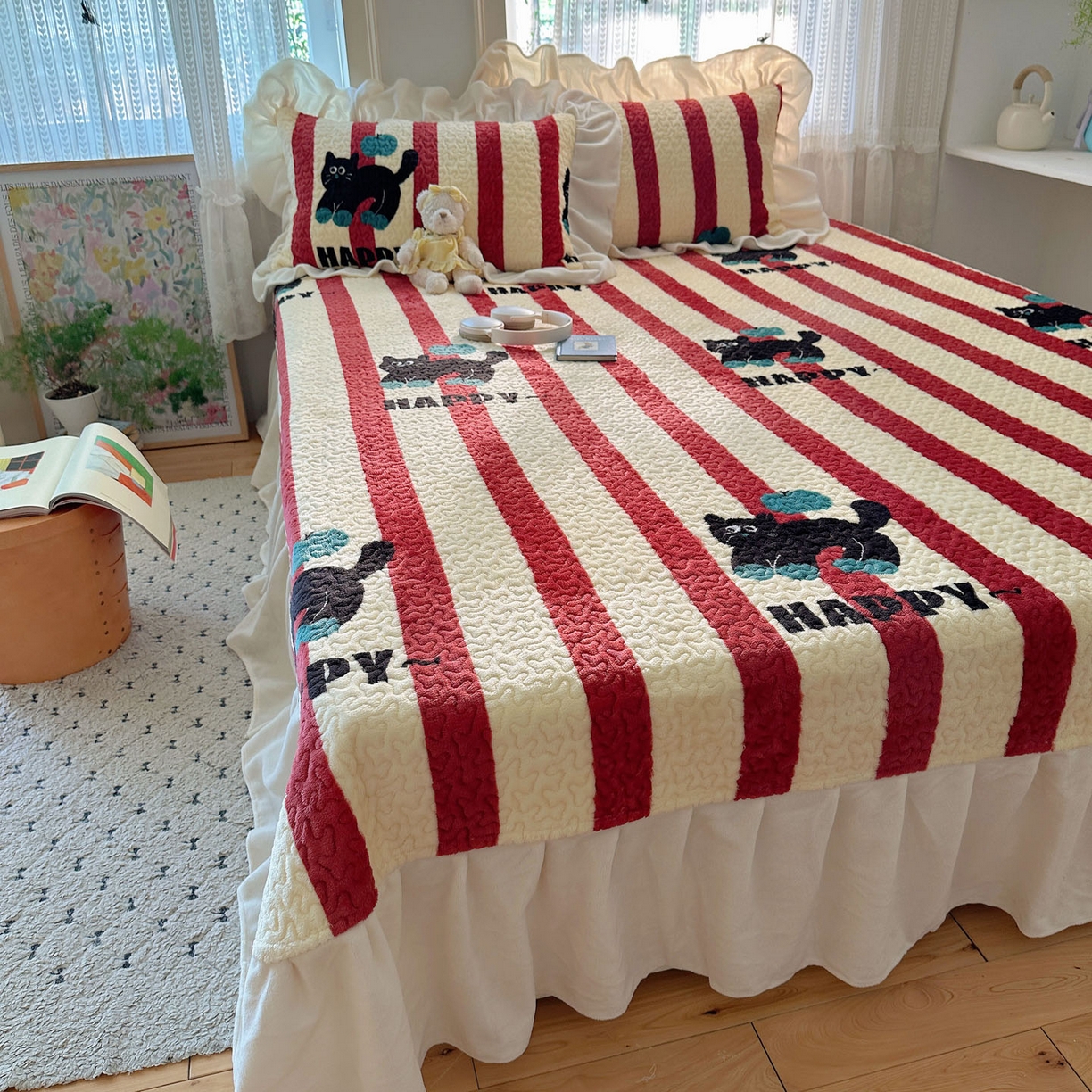 91家纺网 家纺一手货源 找家纺 红嘴企鹅 2025新款花边加厚牛奶绒单品床盖单件床盖三件套 平安猫