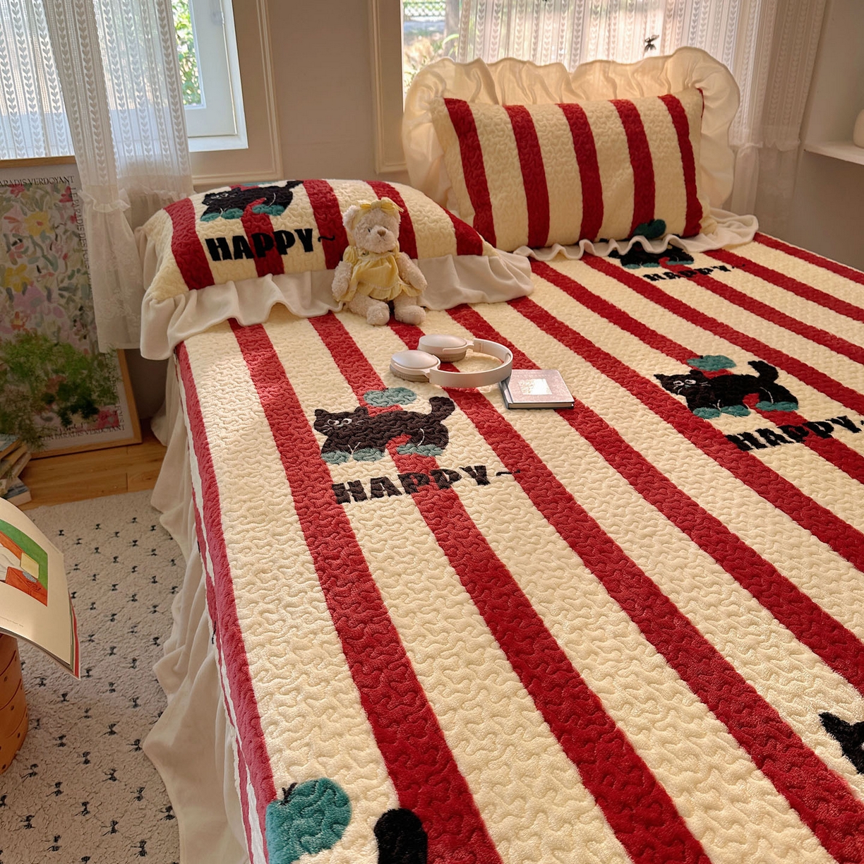 91家纺网 家纺一手货源 找家纺 红嘴企鹅 2025新款花边加厚牛奶绒单品床盖单件床盖三件套 平安猫