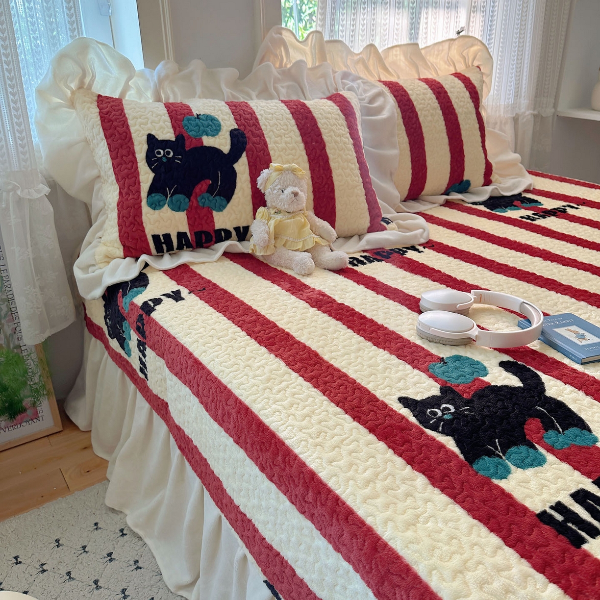 91家纺网 家纺一手货源 找家纺 红嘴企鹅 2025新款花边加厚牛奶绒单品床盖单件床盖三件套 平安猫