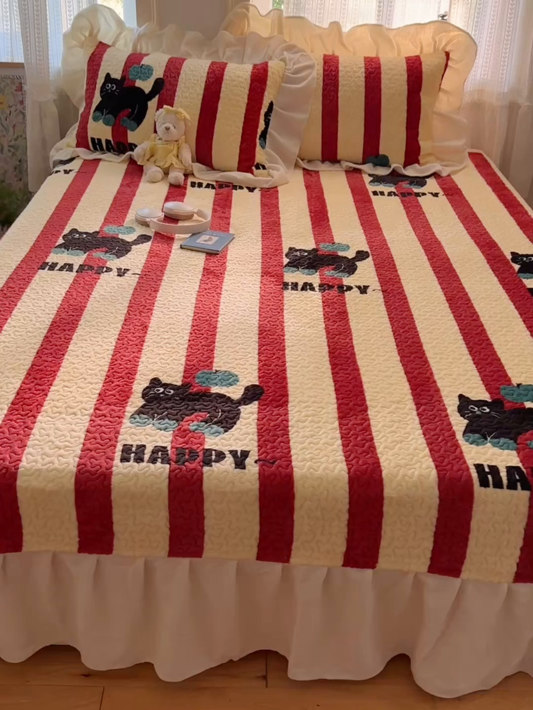 91家纺网 家纺一手货源 找家纺 红嘴企鹅 2025新款花边加厚牛奶绒单品床盖单件床盖三件套 平安猫