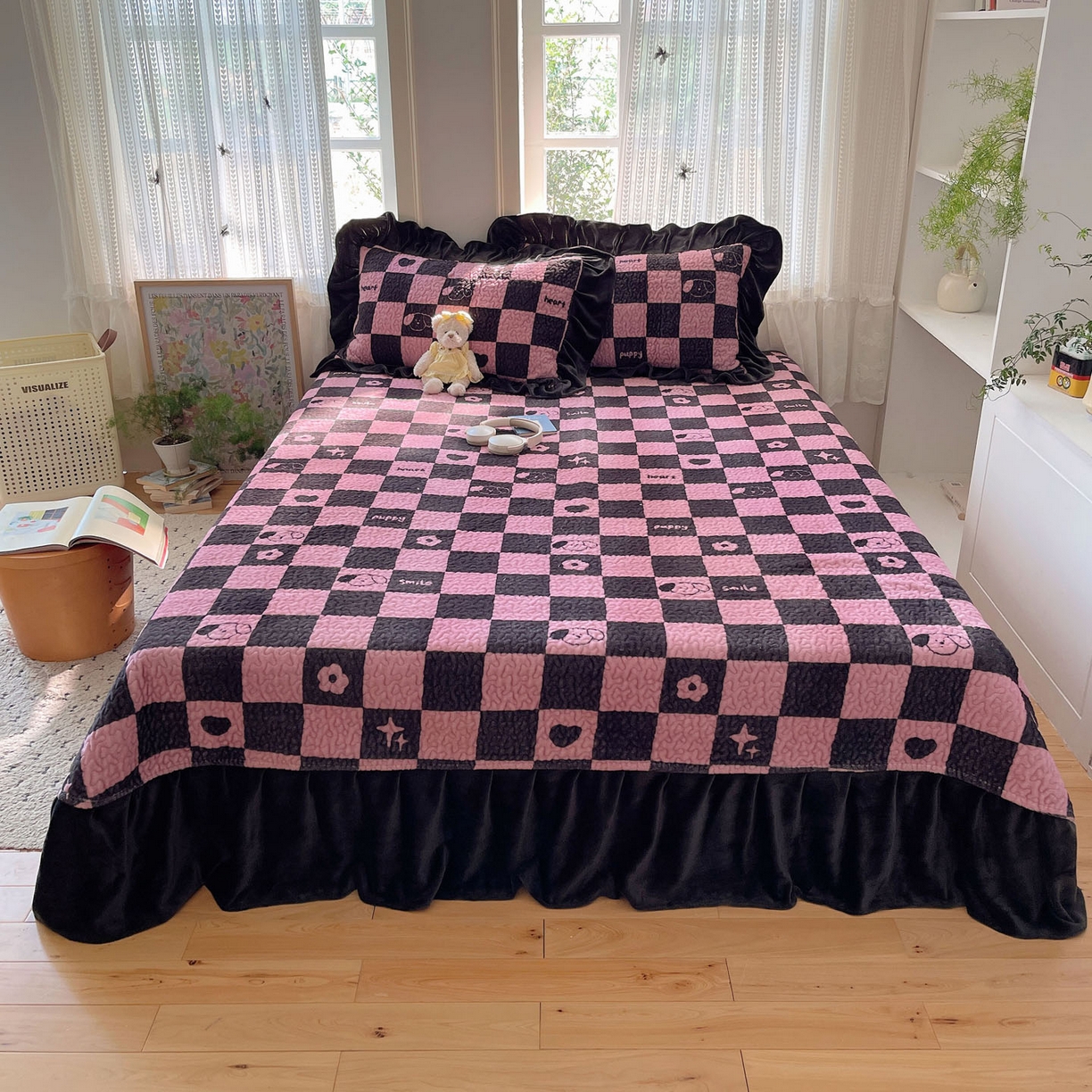 91家纺网 家纺一手货源 找家纺 红嘴企鹅 2025新款花边加厚牛奶绒单品床盖单件床盖三件套 棋盘狗