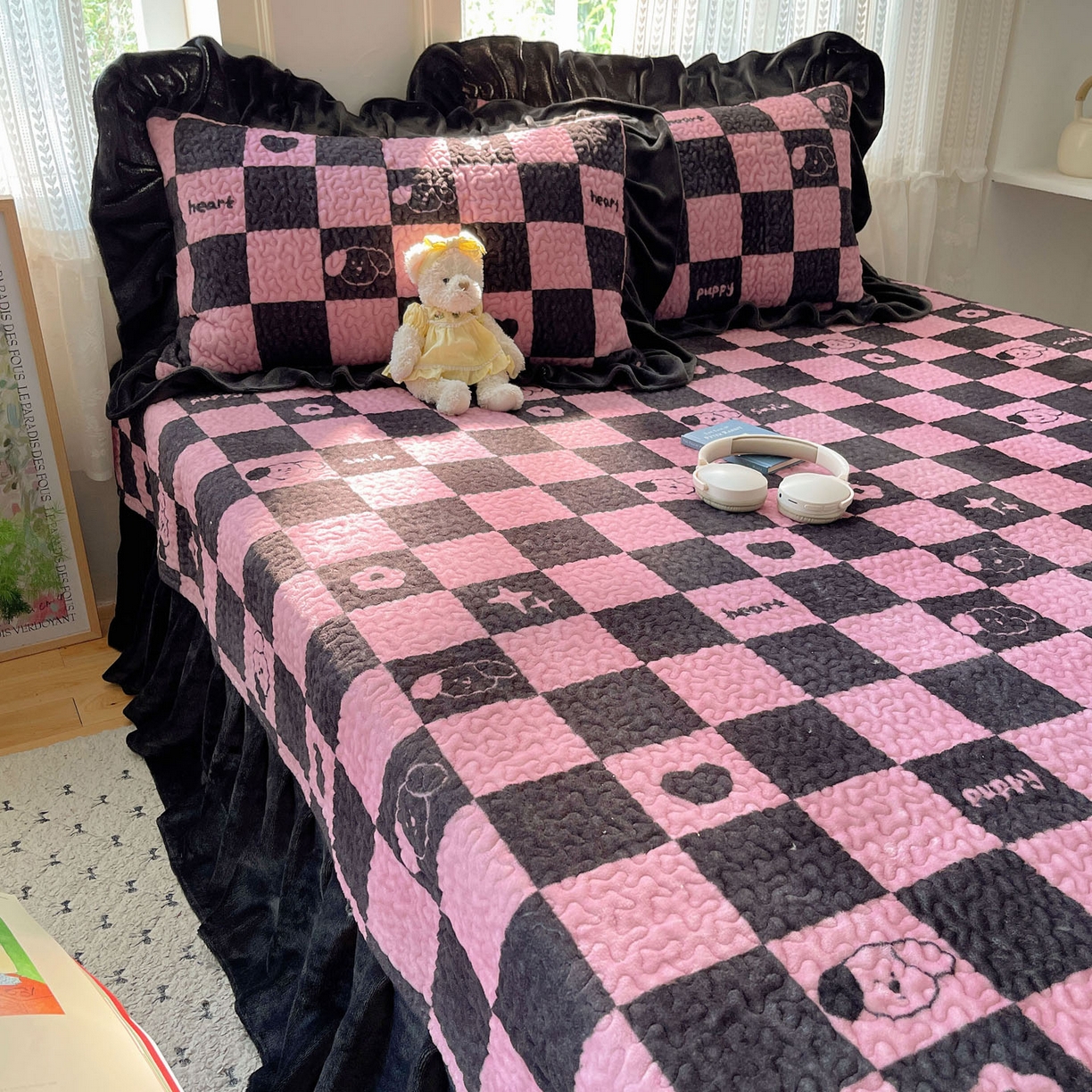 91家纺网 家纺一手货源 找家纺 红嘴企鹅 2025新款花边加厚牛奶绒单品床盖单件床盖三件套 棋盘狗