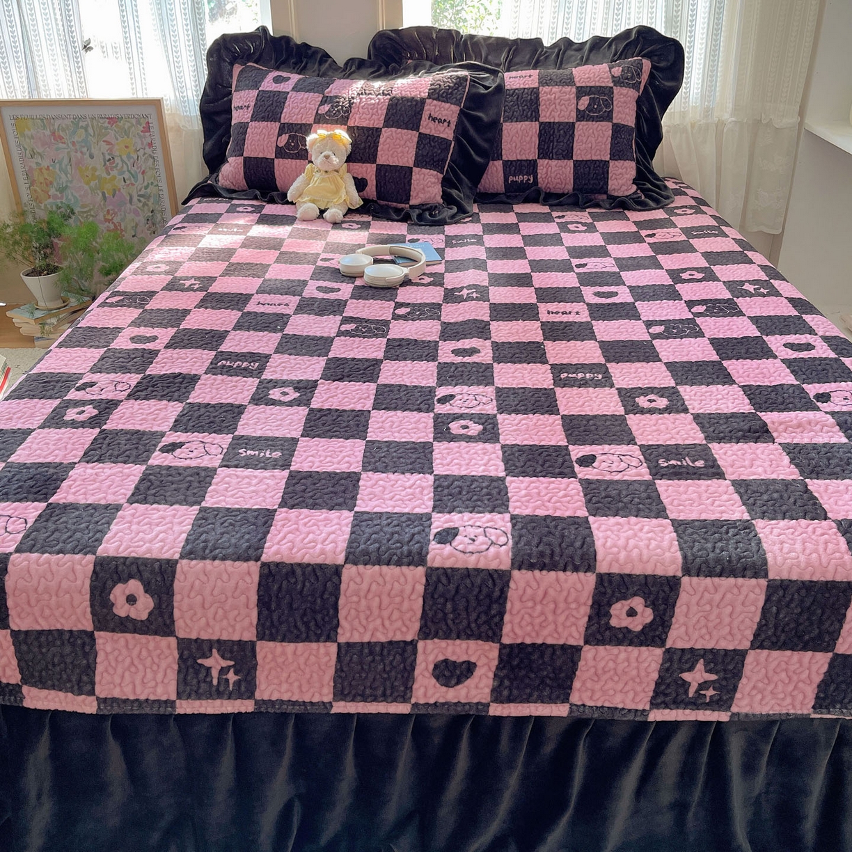 91家纺网 家纺一手货源 找家纺 红嘴企鹅 2025新款花边加厚牛奶绒单品床盖单件床盖三件套 棋盘狗