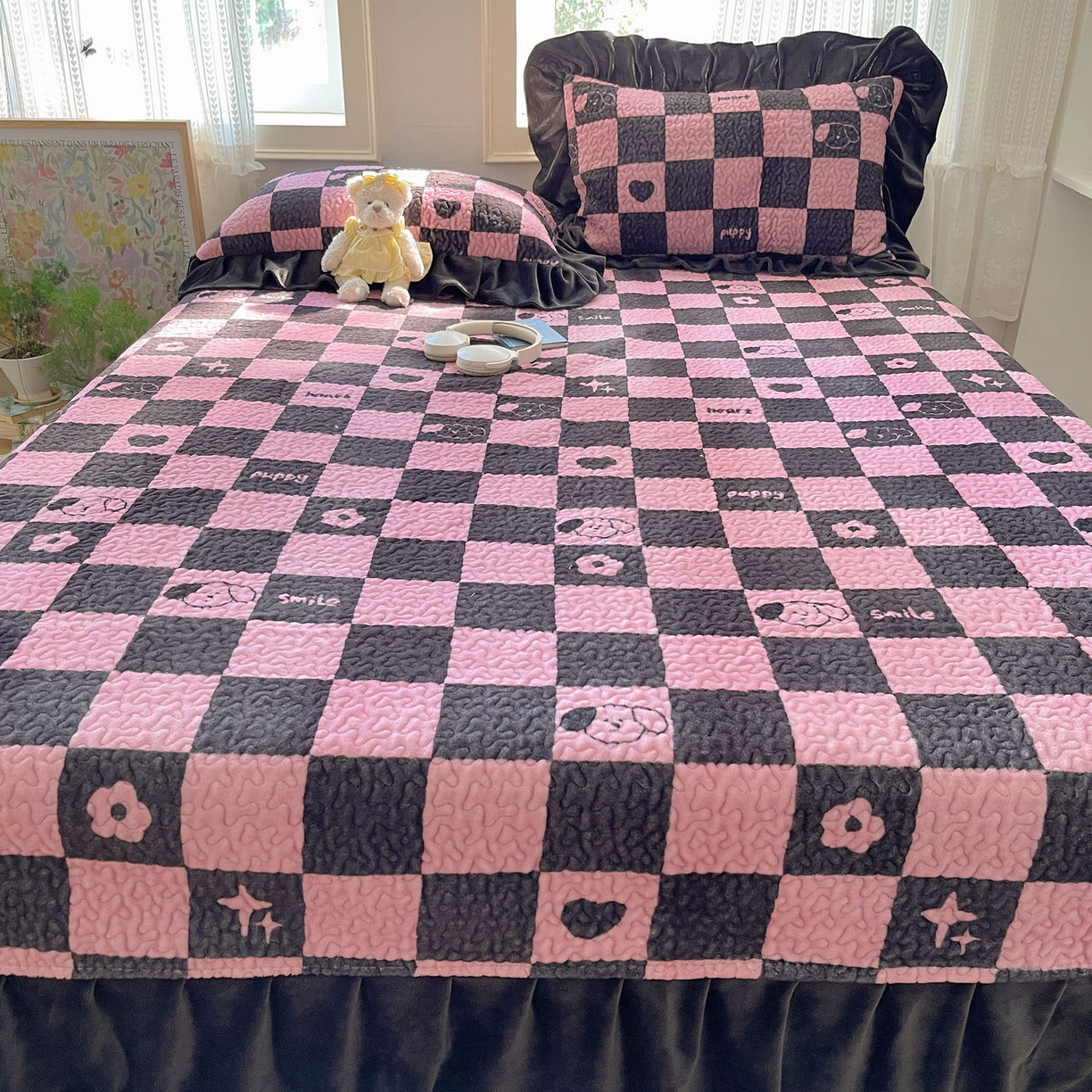 91家纺网 家纺一手货源 找家纺 红嘴企鹅 2025新款花边加厚牛奶绒单品床盖单件床盖三件套 棋盘狗