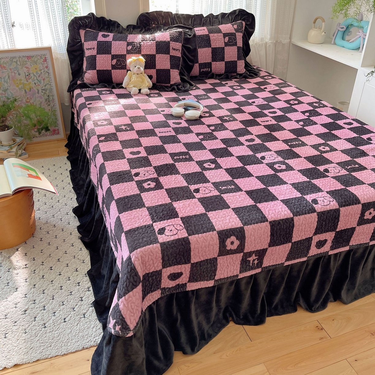 91家纺网 家纺一手货源 找家纺 红嘴企鹅 2025新款花边加厚牛奶绒单品床盖单件床盖三件套 棋盘狗