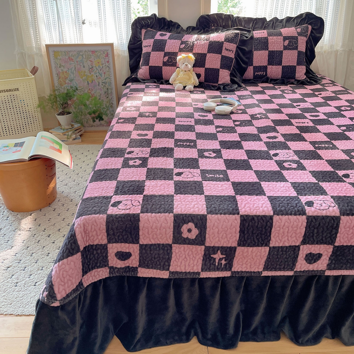 91家纺网 家纺一手货源 找家纺 红嘴企鹅 2025新款花边加厚牛奶绒单品床盖单件床盖三件套 棋盘狗