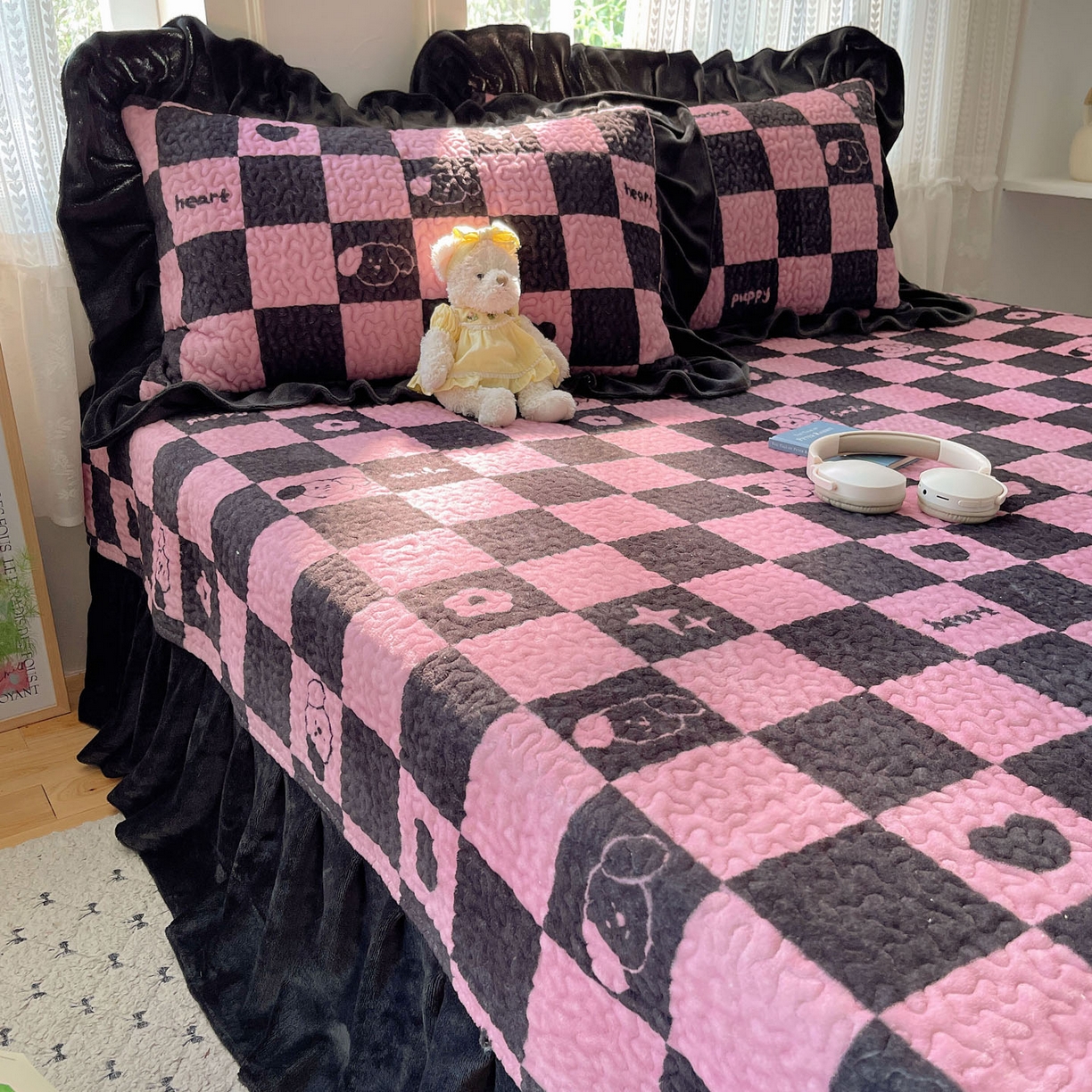 91家纺网 家纺一手货源 找家纺 红嘴企鹅 2025新款花边加厚牛奶绒单品床盖单件床盖三件套 棋盘狗