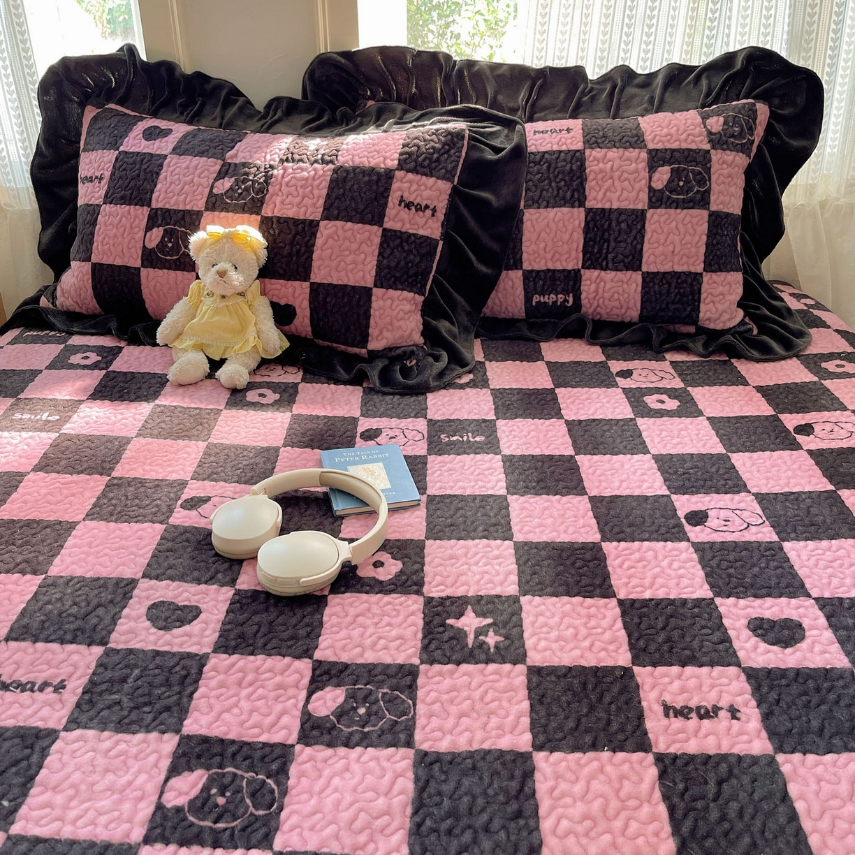 91家纺网 家纺一手货源 找家纺 红嘴企鹅 2025新款花边加厚牛奶绒单品床盖单件床盖三件套 棋盘狗