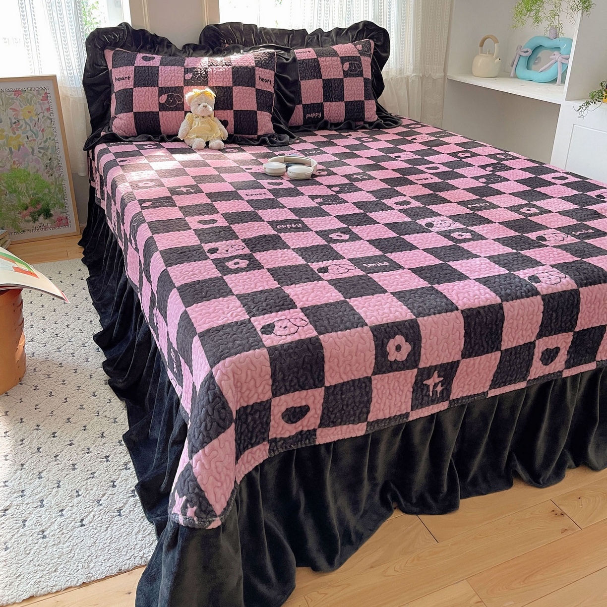 91家纺网 家纺一手货源 找家纺 红嘴企鹅 2025新款花边加厚牛奶绒单品床盖单件床盖三件套 棋盘狗