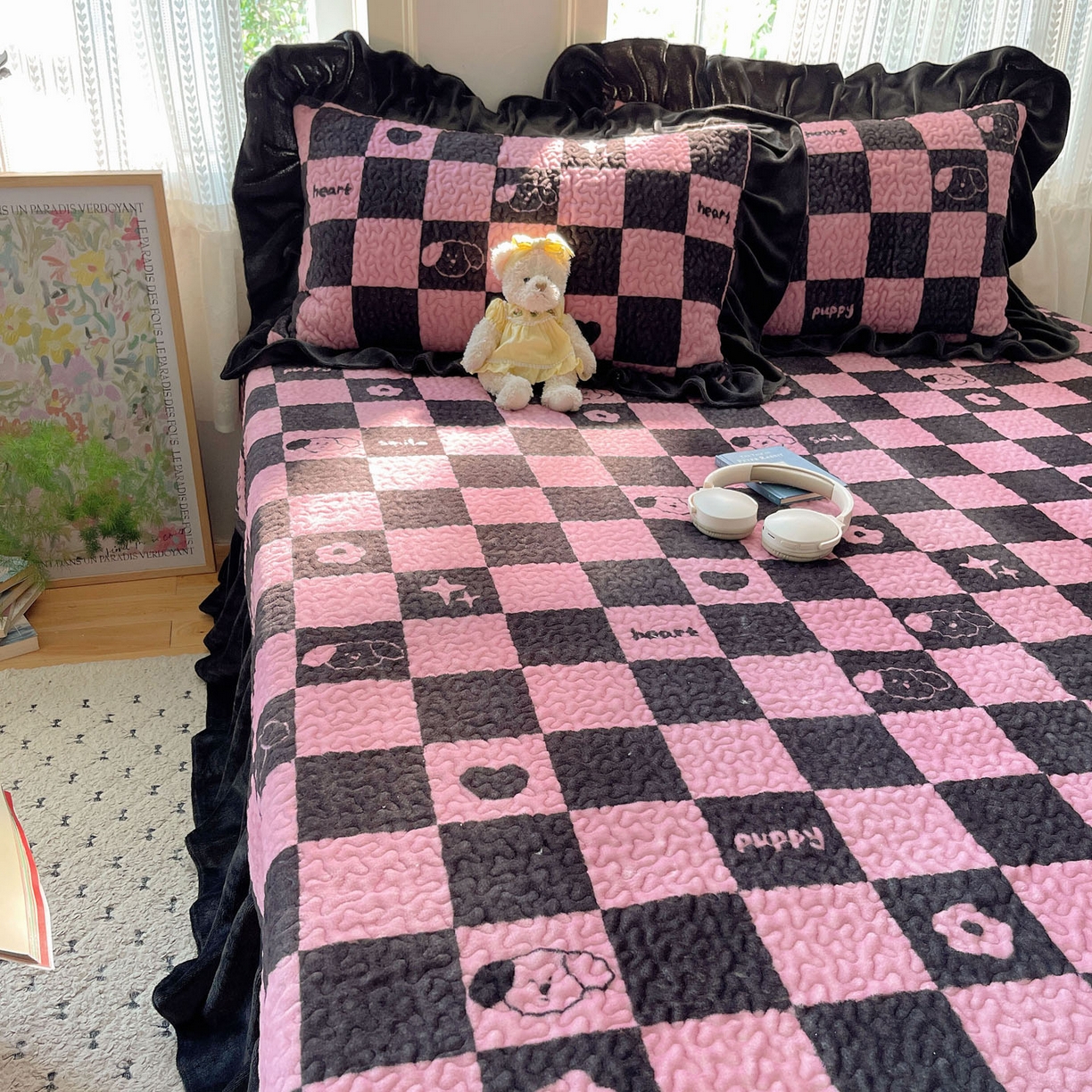 91家纺网 家纺一手货源 找家纺 红嘴企鹅 2025新款花边加厚牛奶绒单品床盖单件床盖三件套 棋盘狗