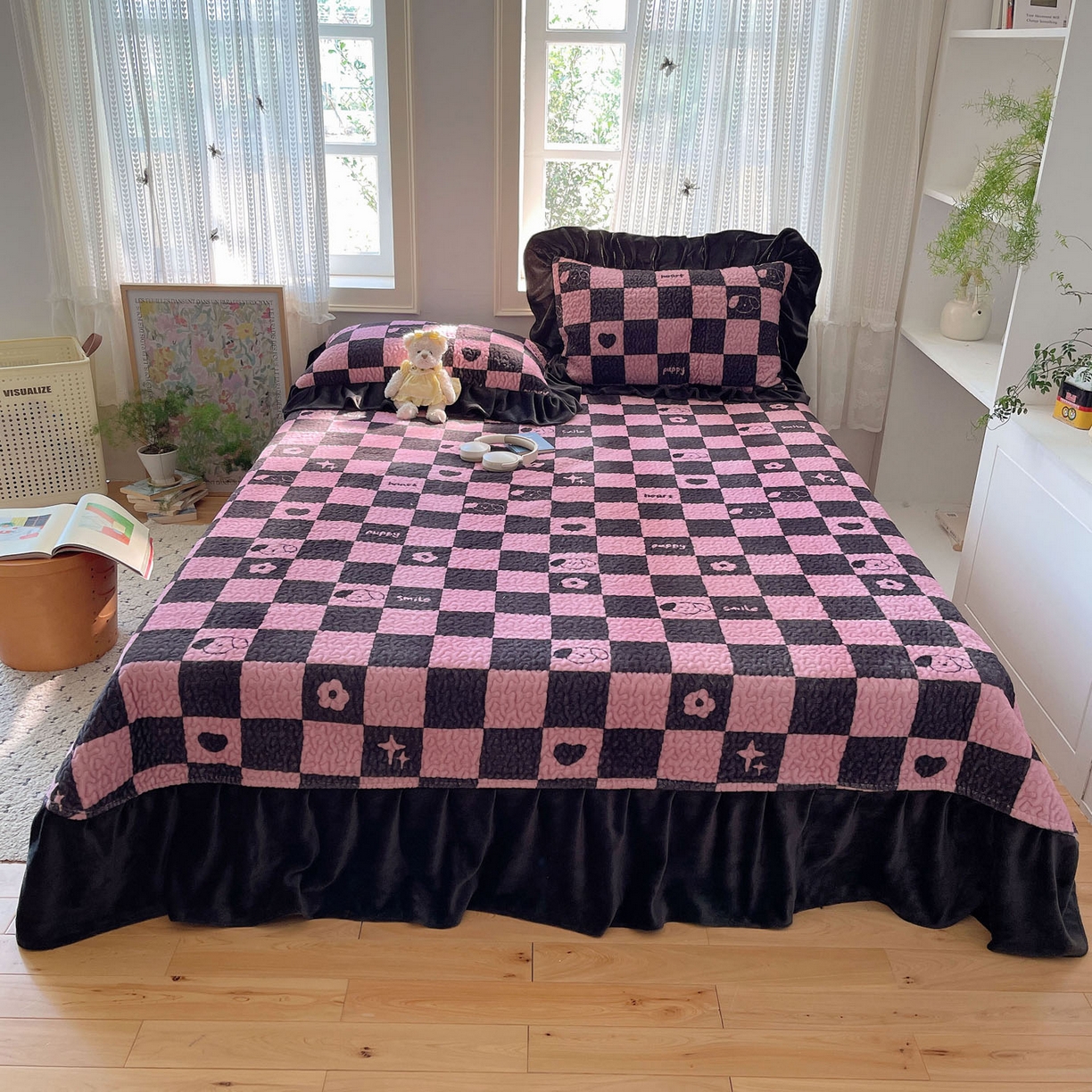 91家纺网 家纺一手货源 找家纺 红嘴企鹅 2025新款花边加厚牛奶绒单品床盖单件床盖三件套 棋盘狗