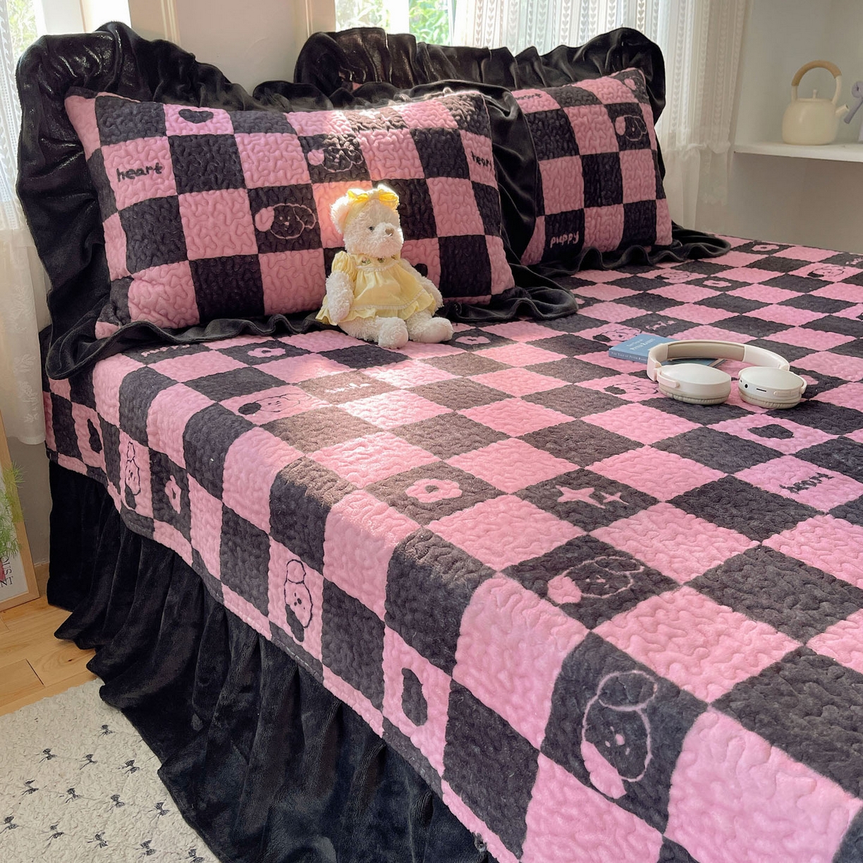 91家纺网 家纺一手货源 找家纺 红嘴企鹅 2025新款花边加厚牛奶绒单品床盖单件床盖三件套 棋盘狗