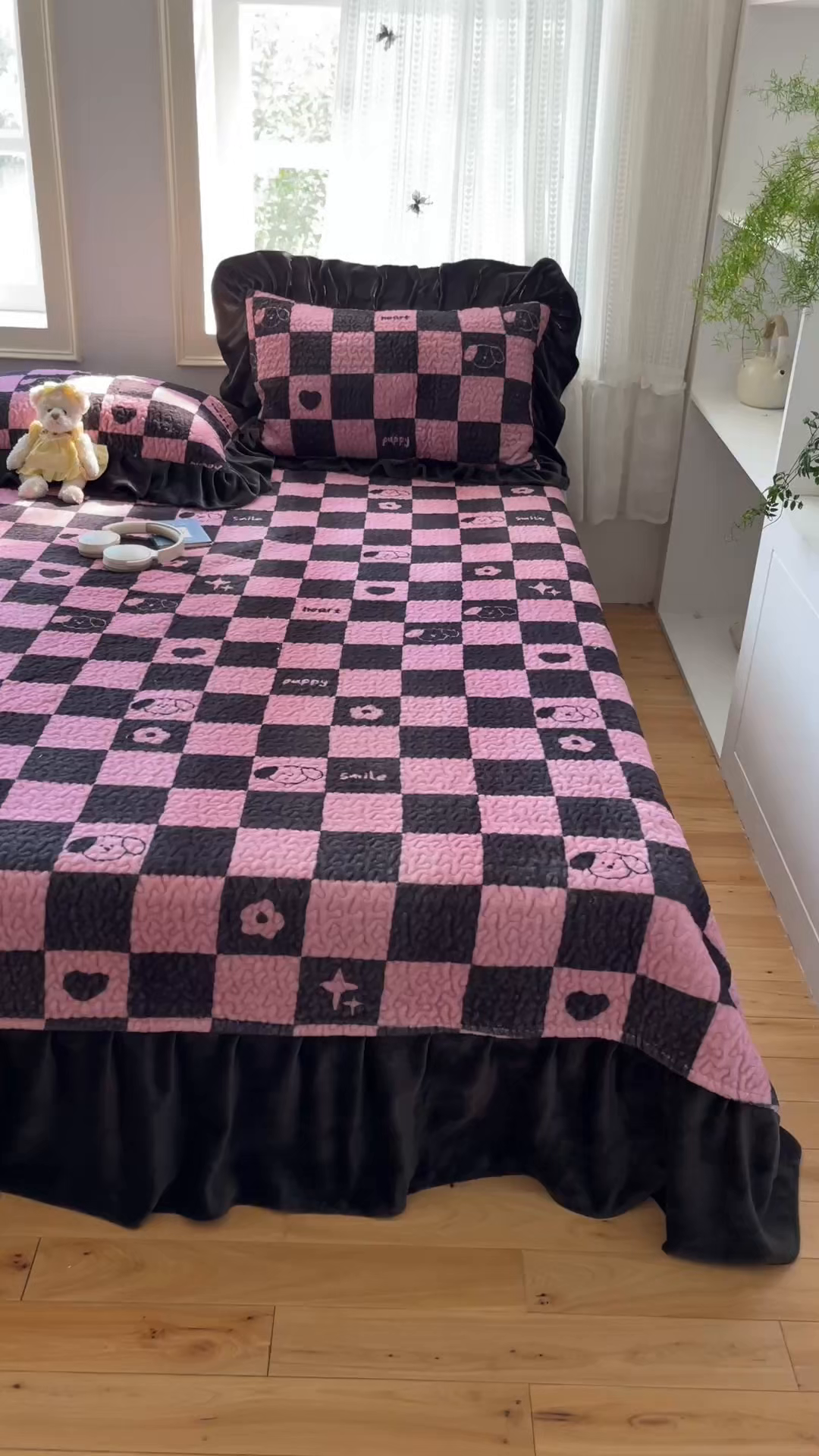 91家纺网 家纺一手货源 找家纺 红嘴企鹅 2025新款花边加厚牛奶绒单品床盖单件床盖三件套 棋盘狗